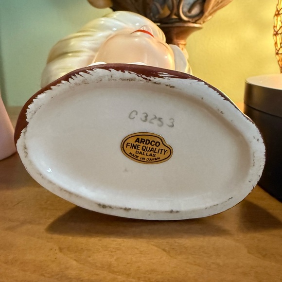 Elegant Cream and Brown Ceramic Bust - Picture 13 of 17